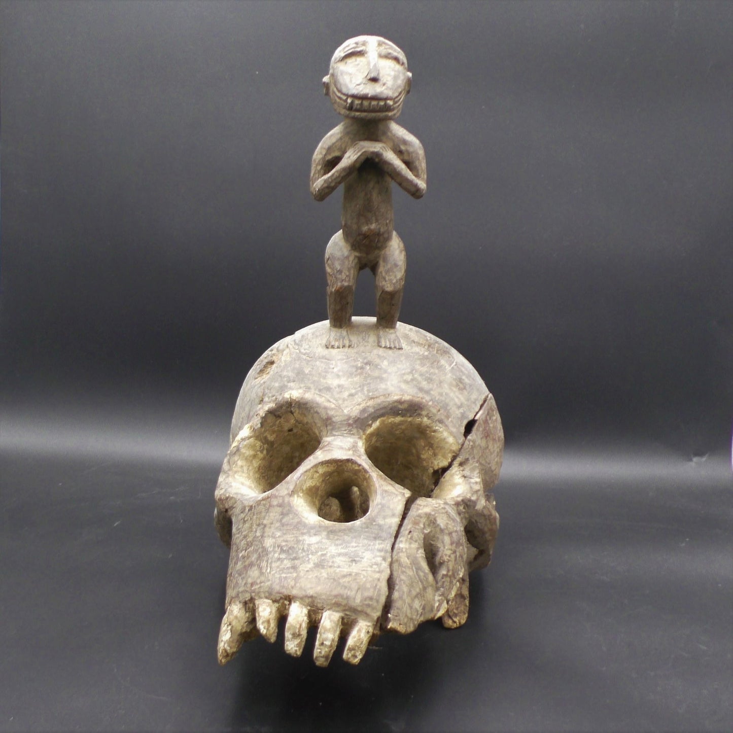 Congo tribal used voodoo wooden altar figur with skull